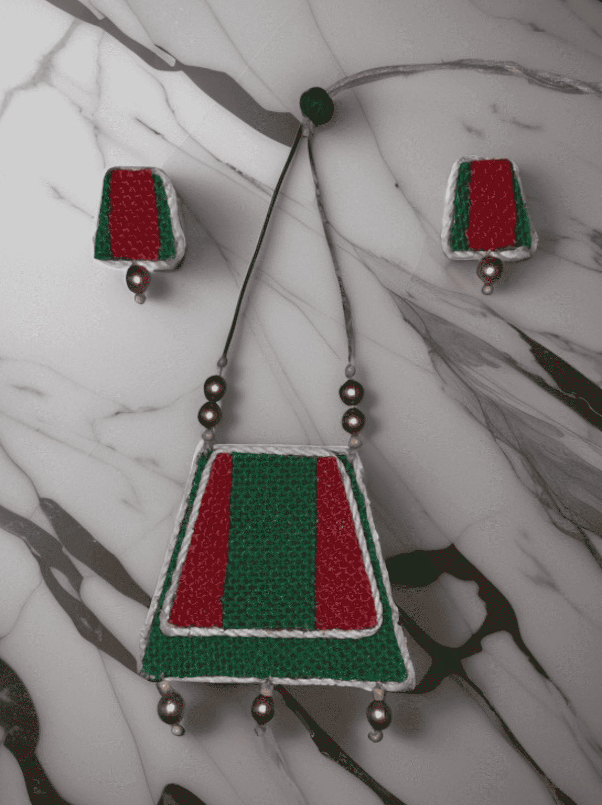 Green mountain design necklace set