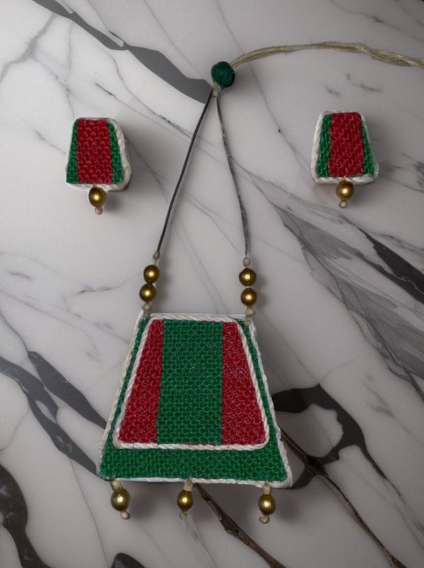 Green mountain design necklace set